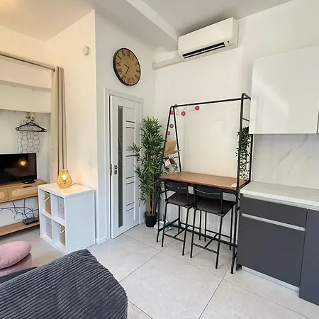 18m Renove Rdc Proche Commerces & Bus Апартаменти